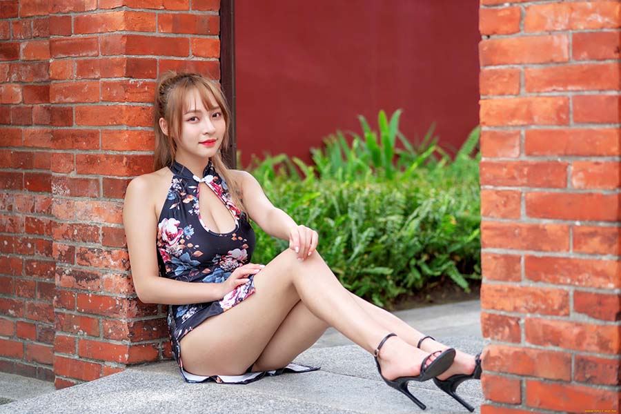 Girls in short dresses in Changchun
