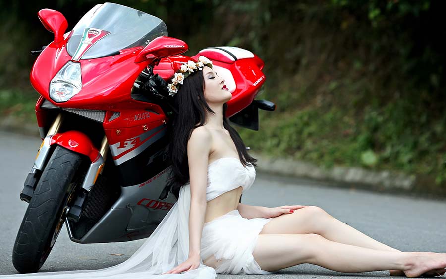 Beautiful girls and motorcycles in Changchun